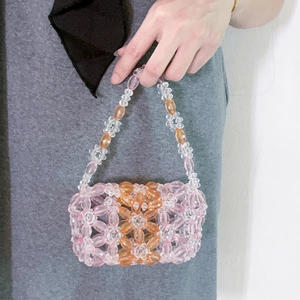 Détail du sac à main artisanal en perles acryliques avec motifs floraux colorés