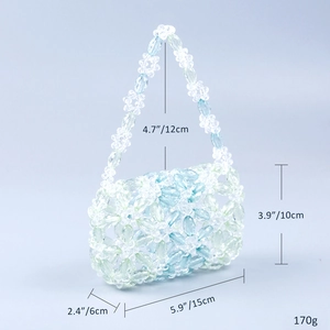 Détail montrant les dimensions et les perles fleurs en acrylique du sac tissé à la main