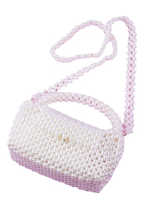 Sac bandoulière élégant en perles blanches tressées avec rabat et longue lanière