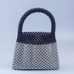 Sac à main trapèze fait main en perles noir mat et argent métallique tressé