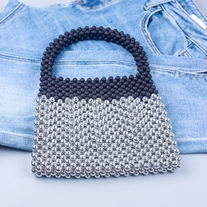 Sac à main trapèze fait main avec perles noires mates et perles argentées contrastées