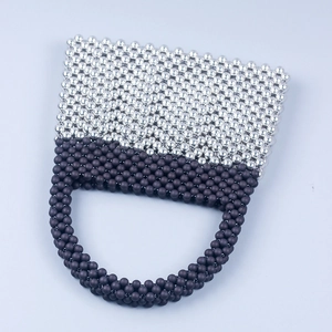 Sac trapèze perlé à la main avec design tissé contrasté en argent et noir mat