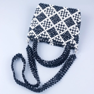 Borsa a tracolla fatta a mano con perle e cristalli a scacchi bianchi e neri eleganti