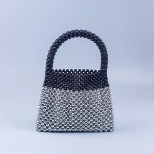 Détail du sac à main trapèze fait main avec des perles noires mates et argentées polies