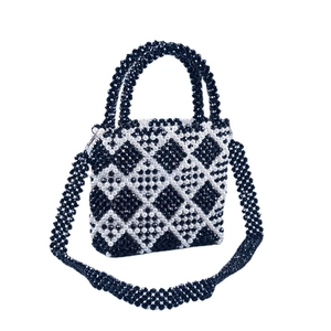 Elegante borsa di perline con motivo a rombi bianco e nero con manico e tracolla lunga