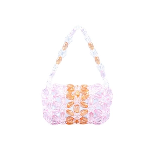 Sac à main tissé à la main en perles roses et ambre avec motif floral sur fond blanc