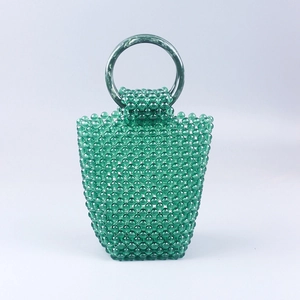 Borsa a mano verde in perline fatta a mano con grandi manici rotondi in resina dura
