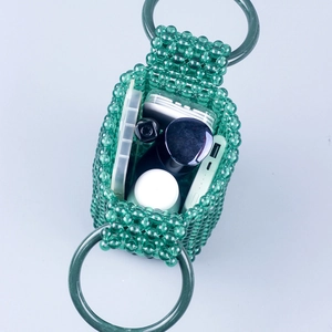 Borsa a mano verde in perline di acrilico con manici rotondi e spazio interno compatto