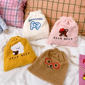 Detalle de cuatro bolsas de felpa con cordón y bordado de ositos de peluche