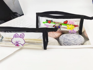 Gros plan sur la trousse en PVC transparent avec motif lapin et stylos oursons mignons