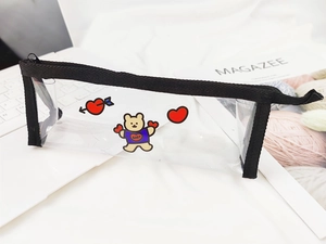 Détail de motif d'ours mignon sur trousse en PVC transparent avec fermeture éclair noire