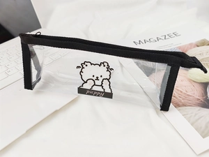 Détail de la trousse en PVC transparent avec motif chiot et fermeture éclair noire
