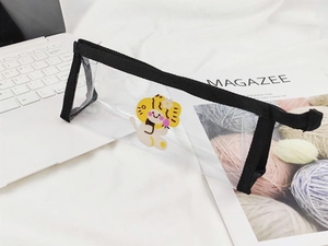 Détail de la trousse en PVC transparent avec motif de lion de dessin animé jaune