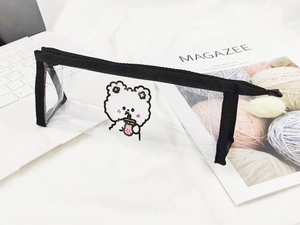 Gros plan sur l'illustration de petit ours sur trousse transparente en PVC souple