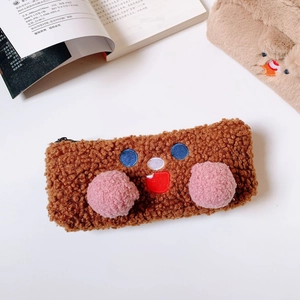 Astuccio marrone in lana d'agnello con viso ricamato e pompon rosa sulle guance