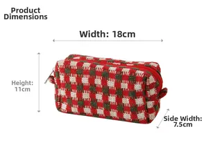 Detail van de rood gebreide tas met ruitpatroon met afmetingen 18x11x7,5cm en rits