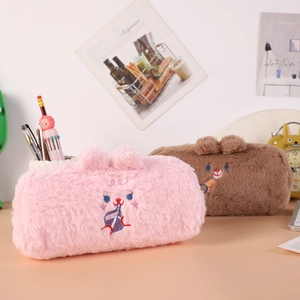 Vista dettagliata degli astucci in peluche rosa e marrone con ricami carini per studenti