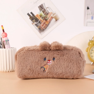 Dettaglio dell'astuccio a forma di orsetto di peluche con morbida pelliccia e ricami