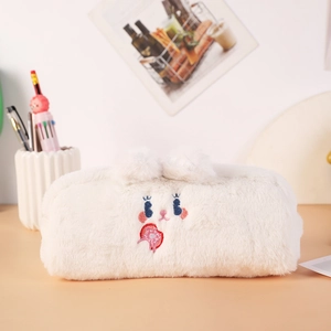 Dettaglio dell'astuccio in peluche bianco con orecchie 3D e ricamo a forma di coniglio