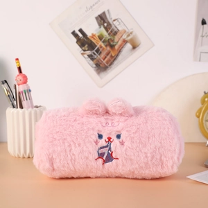 Astuccio in peluche rosa con ricamo di animali e orecchie 3D su una scrivania accogliente