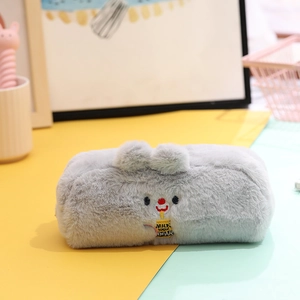 Dettaglio dell'astuccio grigio in peluche a forma di orso con ricamo 100% MILK BEAR