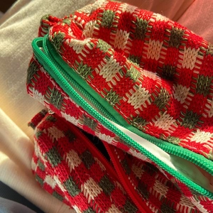 Vintage gebreid etui met rood-groen ruitpatroon en een stevige groene ritssluiting