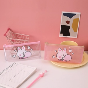 Détail des trousses en PVC rose et transparent avec motifs de lapin et fermetures éclair