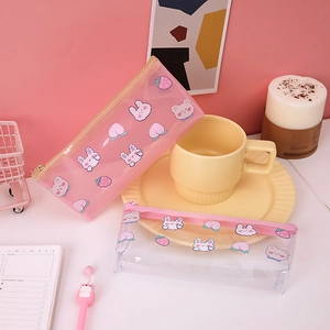 Vue détaillée de deux trousses transparentes en PVC avec motifs lapin et ours mignons