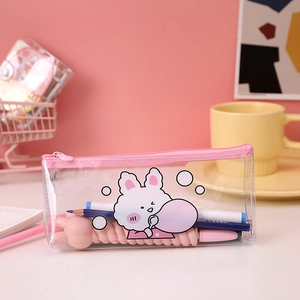 Gros plan sur la trousse en PVC rose transparent avec illustration de lapin mignon