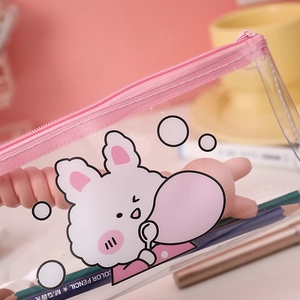 Gros plan d'une trousse en PVC transparent avec motif lapin mignon et zip rose