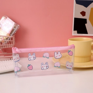 Détail d'une trousse transparente en PVC avec motifs lapin rose et zip en forme de cœur