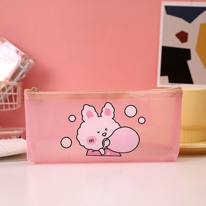 Détail d'une trousse rose en mesh avec lapin mignon et fermeture éclair dorée