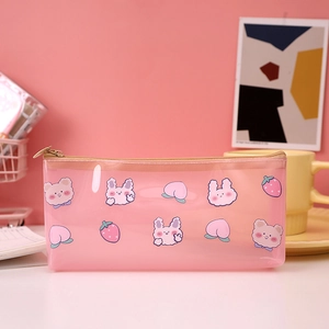 Détail de la trousse rose transparente avec des motifs mignons d'ours et de fraises
