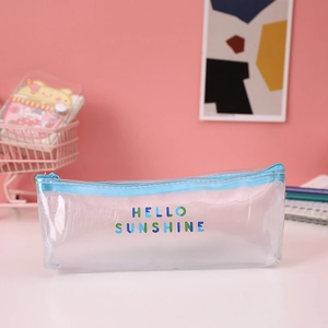 Dettaglio di un astuccio trasparente in PVC con zip blu e scritta decorativa
