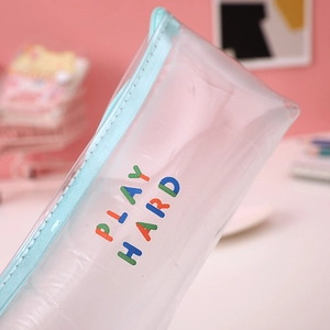 Dettaglio dell'astuccio trasparente in PVC con cerniera azzurra e stampa colorata