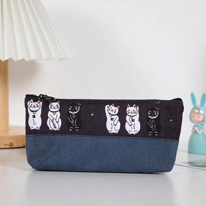 Dettaglio dell'astuccio con stampa gatto portafortuna e tessuto denim resistente