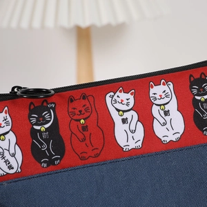 Astuccio in tela con motivo gatto portafortuna rosso e tessuto a contrasto blu navy
