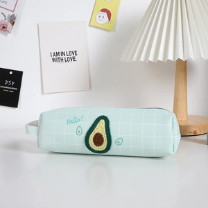 Dettaglio dell'astuccio a quadretti verde menta con ricamo avocado e scritta 'Hello!'
