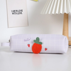 Dettaglio dell'astuccio a quadretti viola chiaro con ricamo a fragola 3D carina