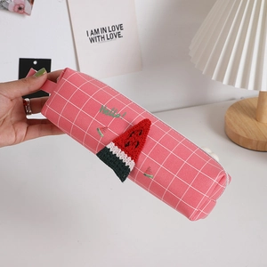 Astuccio in tela a scacchi rosa con dettaglio anguria 3D e ricamo Hello