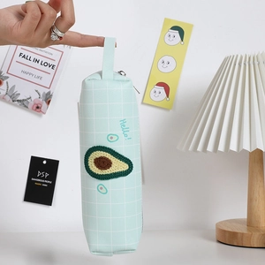 Astuccio a quadretti verde chiaro con ricamo di avocado e pratico cinturino a mano