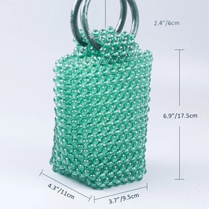 Dettaglio di una borsa in perline di acrilico verde con dimensioni e misure precise