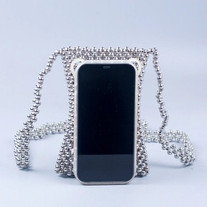 Dettaglio della borsa porta cellulare fatta a mano in perline argento con trama a rombi