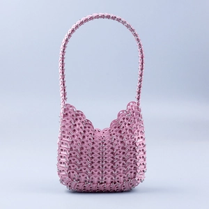 Handgefertigte rosa Pailletten-Schultertasche aus Metallringen im stilvollen Halbmond-Design