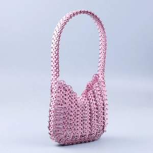 Detailansicht der rosa Metallscheiben der handgefertigten gewebten Schultertasche