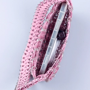 Handgefertigte rosa Pailletten-Handtasche mit Metallringen und Platz für ein Smartphone