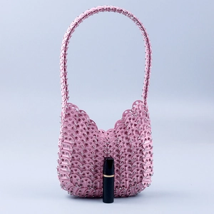Handgefertigte rosa Metall-Pailletten-Handtasche mit gewebter Textur und langem Griff