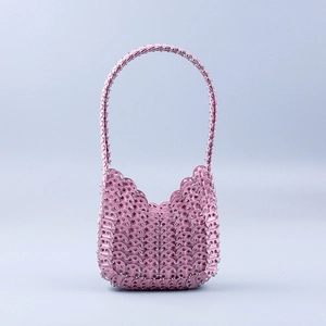 Detail der pinkfarbenen Metall-Pailletten und handgefertigten Webstruktur der Tasche