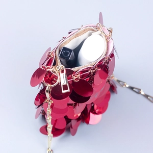 Détail du sac à paillettes rouges montrant l'espace interne pour rouge à lèvres et soins