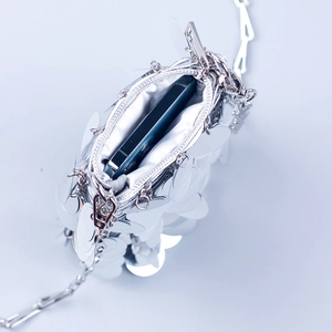 Vue intérieure d'un sac à paillettes argenté montrant l'espace pour téléphone